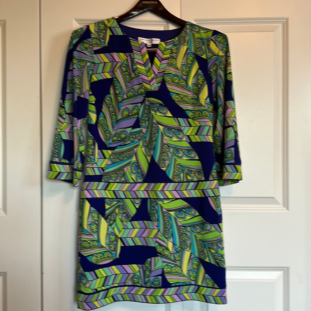 Trina Turk 3/4 Sleeve Tropical abstract print dress. Size 6. Fully lined.